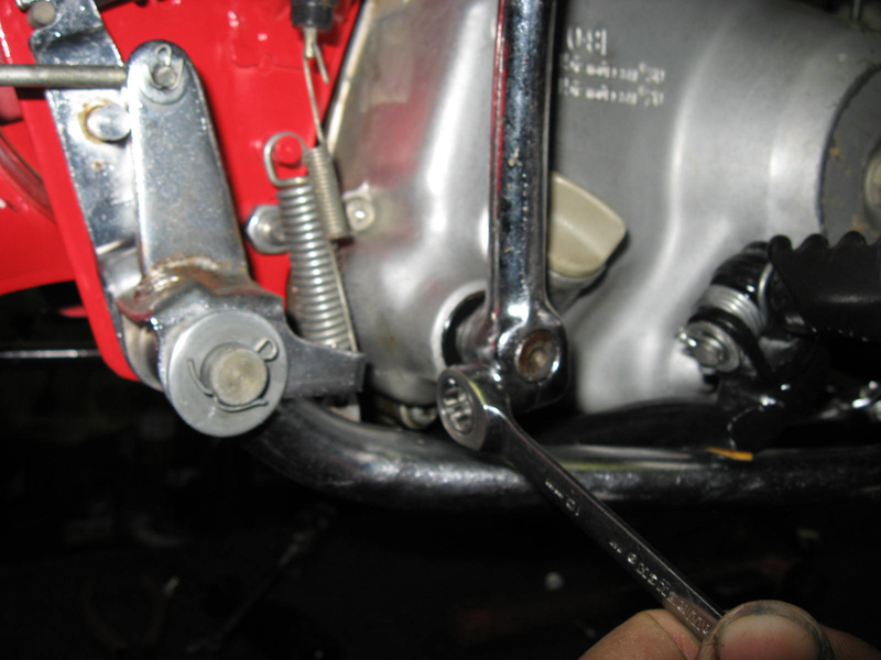 BH loosen & remove kickstart bolt